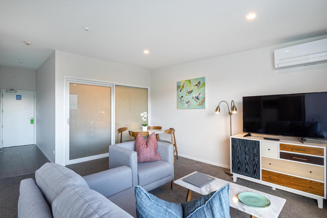 FERNZ Motel&Apartments Birkenhead Auckland Exterior foto A living room in a serviced apartment in Auckland, New Zealand