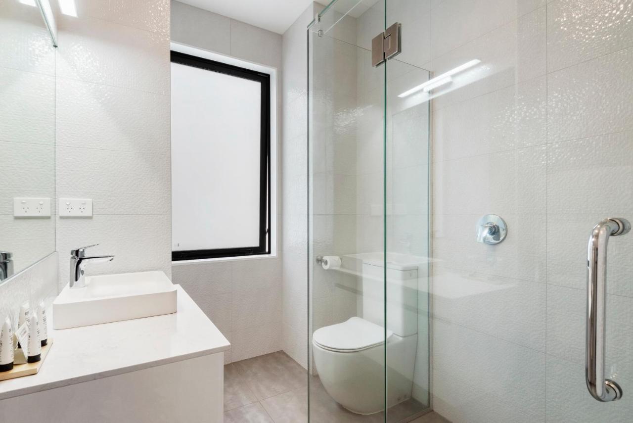 FERNZ Motel&Apartments Birkenhead Auckland Exterior foto A shower enclosure