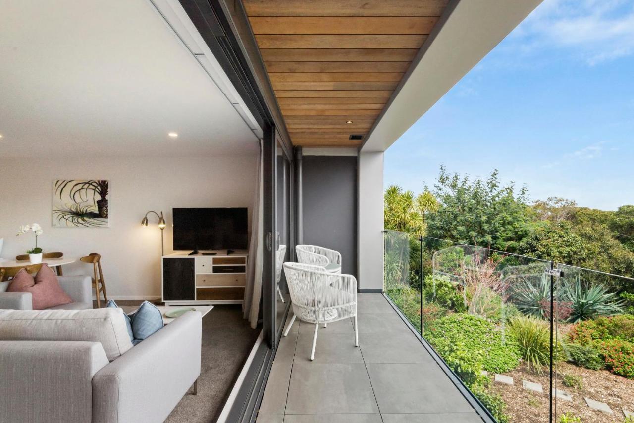 FERNZ Motel&Apartments Birkenhead Auckland Exterior foto A balcony in a residential apartment