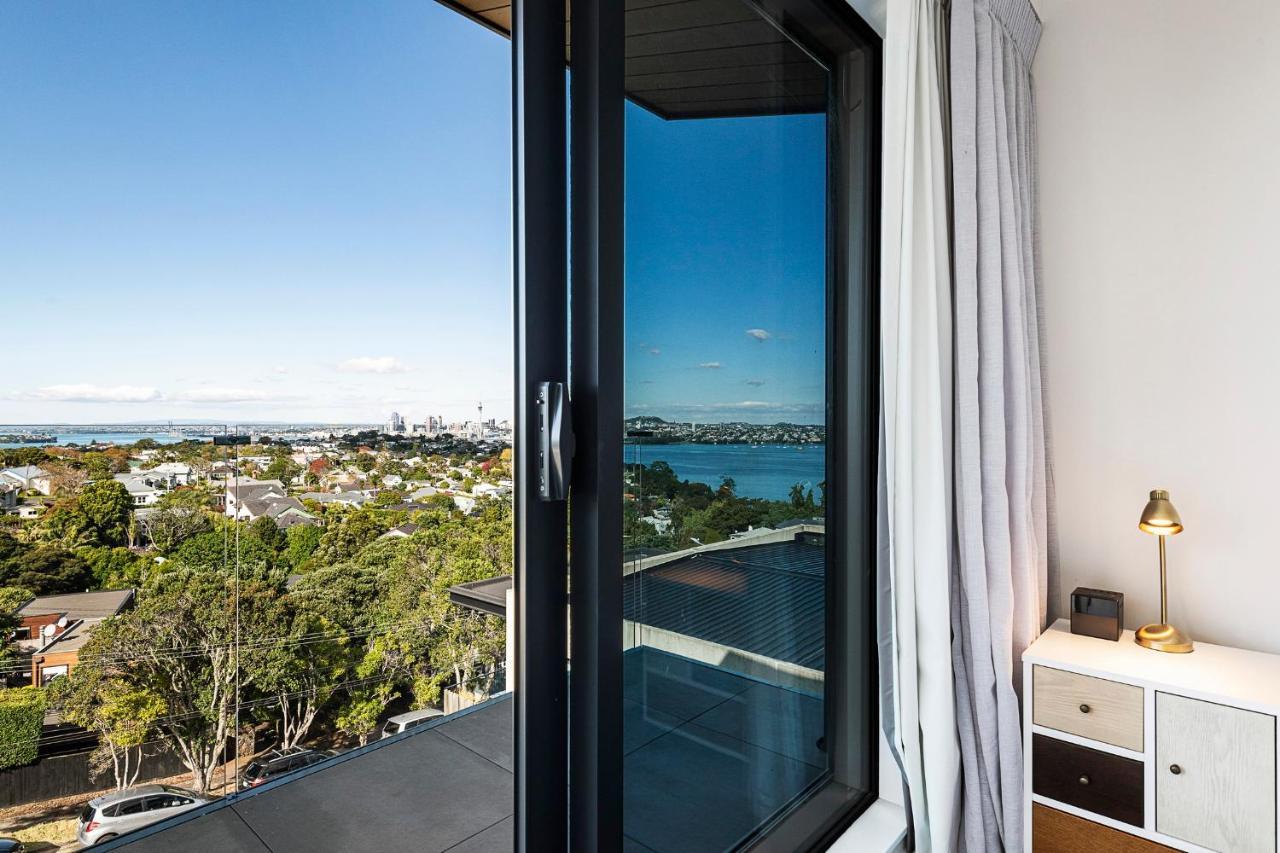 FERNZ Motel&Apartments Birkenhead Auckland Exterior foto A sliding window