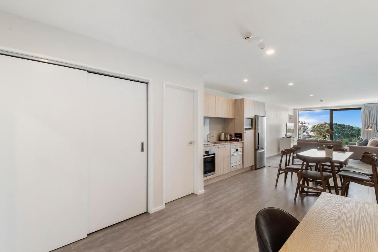FERNZ Motel&Apartments Birkenhead Auckland Exterior foto A sliding door
