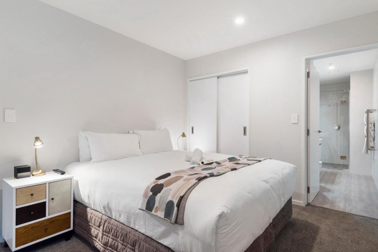 FERNZ Motel&Apartments Birkenhead Auckland Exterior foto A bedroom at the hotel