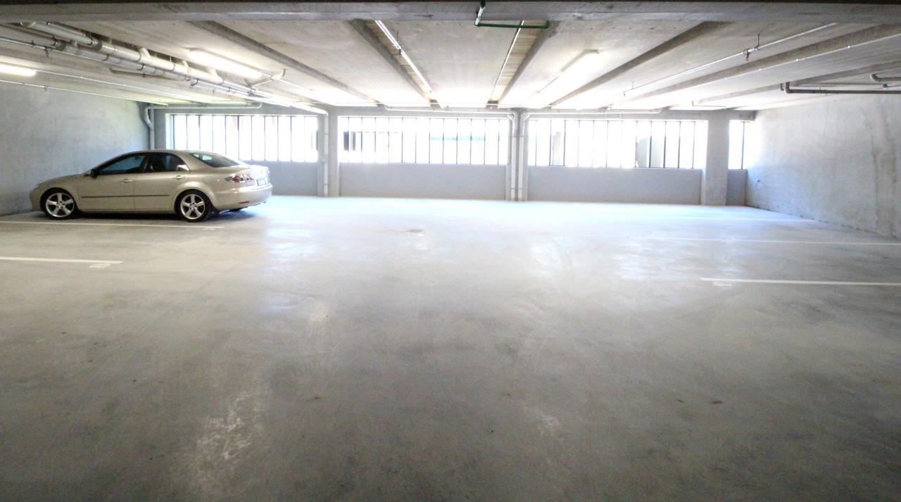 FERNZ Motel&Apartments Birkenhead Auckland Exterior foto A car in a parking garage